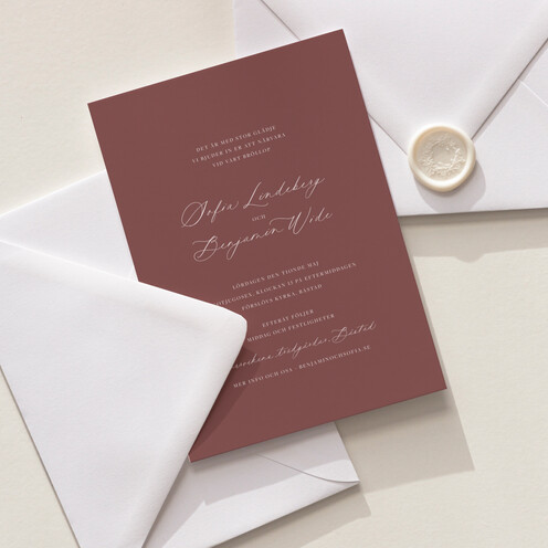 Klassiskt bröllopsinbjudningskort med eleganta typsnitt och enkel design