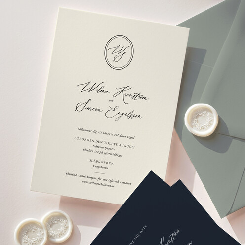 Klassiskt bröllopsinbjudningskort med kalligrafi och monogram.