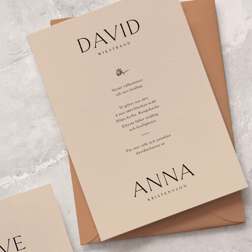 Inbjudningskort bröllop med handritad magnolia i minimalistisk design